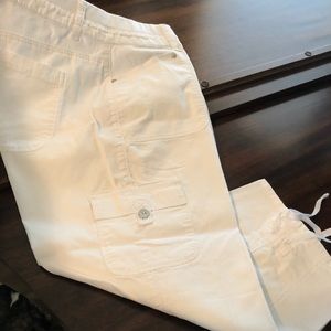White cropped cargo capri size 6